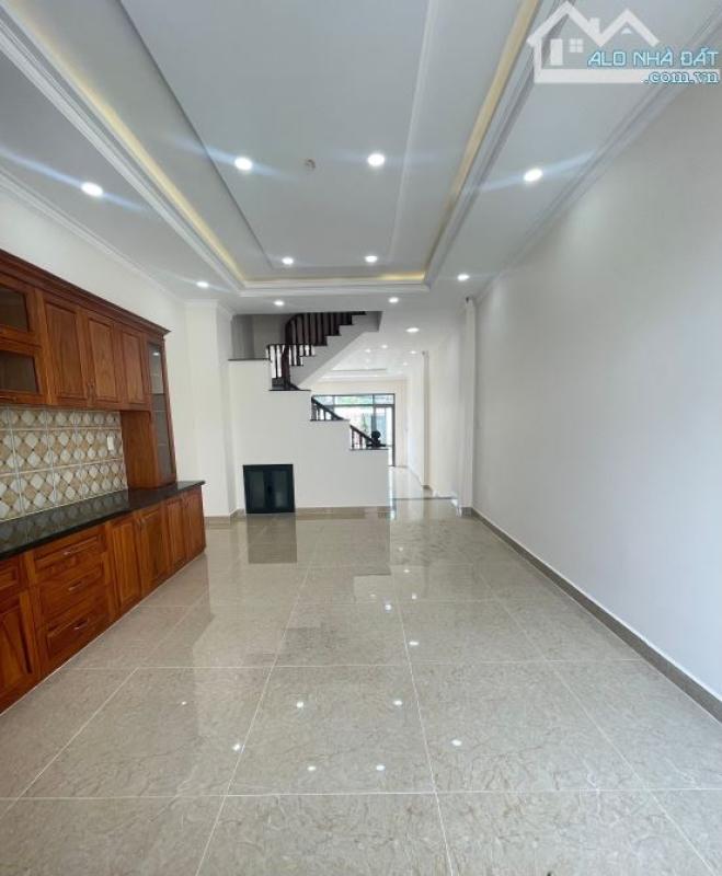 Mặt tiền Ngay Phở Huỳnh Trâm - Gần Vạn Phúc City. DT: 118m2, 5PN, 5WC.SHR