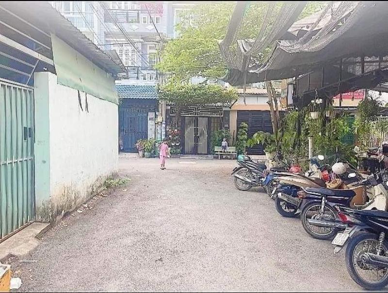 - Bán Lô góc 2 Mặt Tiền đang KD Cafe gần Cao Đẳng Công Thương , Phước Long B , Quận 9.