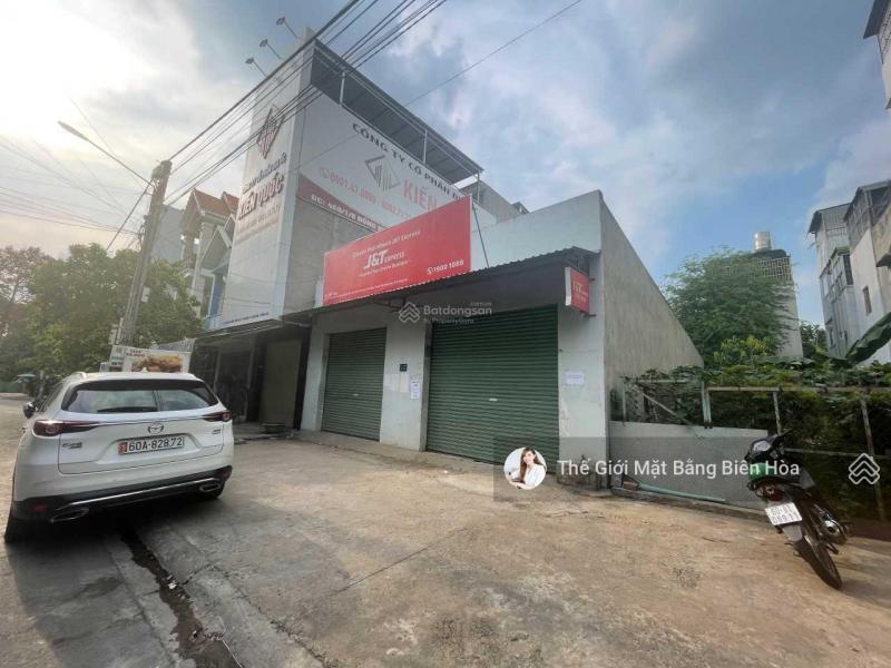 Mặt bằng trống, có sẵn 1 phòng + tolet, ngang 9m lọt lòng, dài 20m, giá 16 triệu/tháng